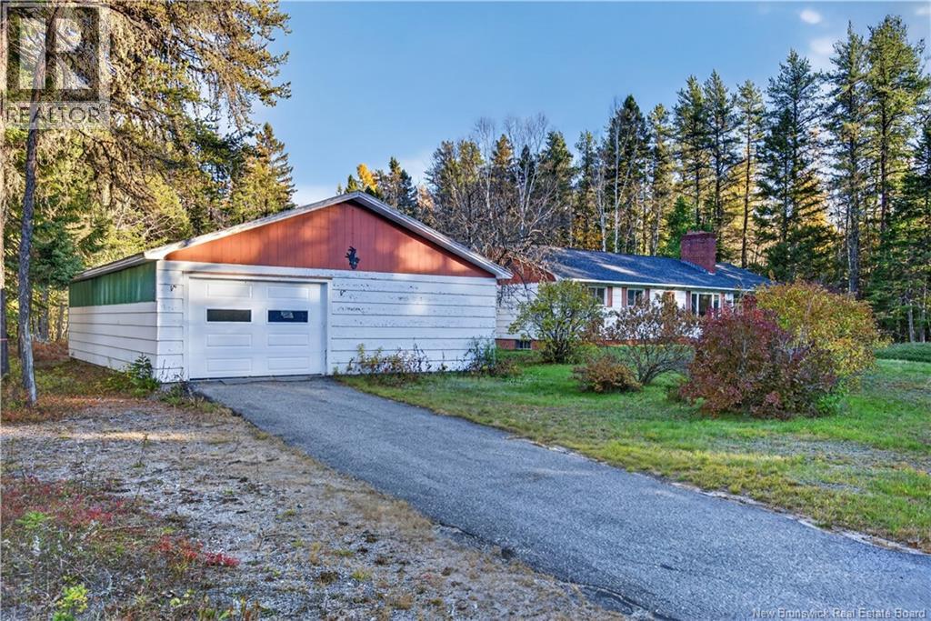 698 Northwest Road photo 2