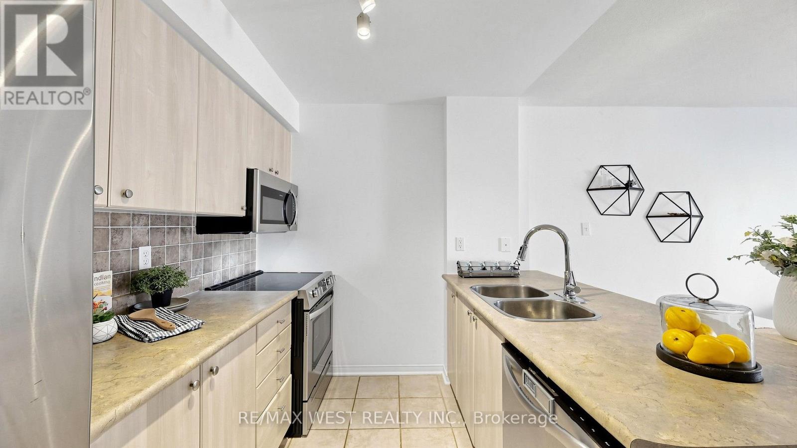 105- 102 Aspen Springs Drive, Clarington, ON photo 16