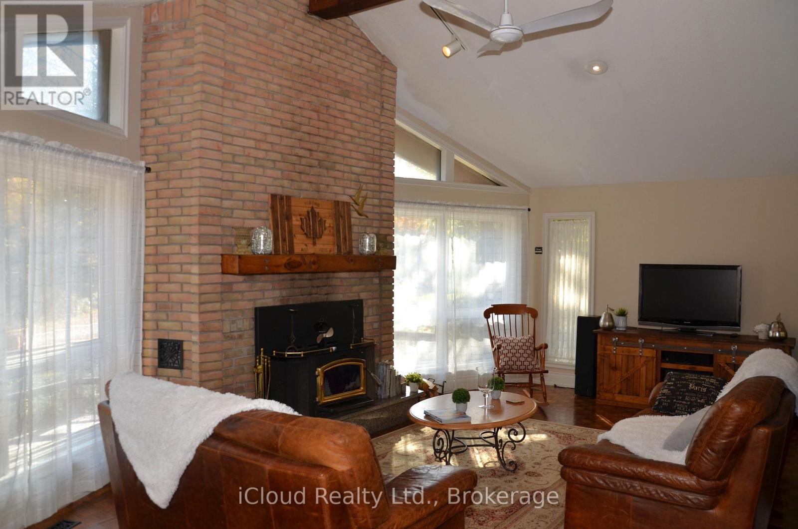 24 MONTCALM CRESCENT - 12