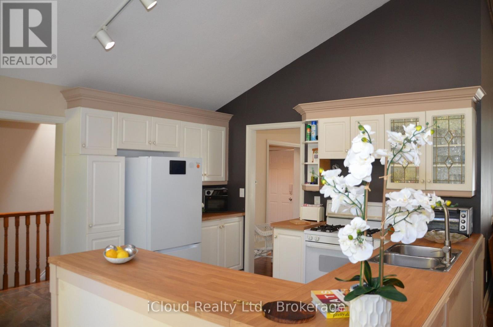 24 Montcalm Crescent, Tiny photo 18