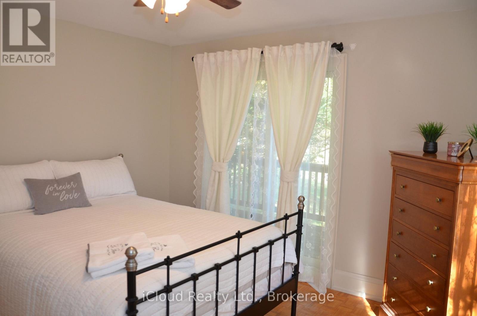 24 MONTCALM CRESCENT - 22
