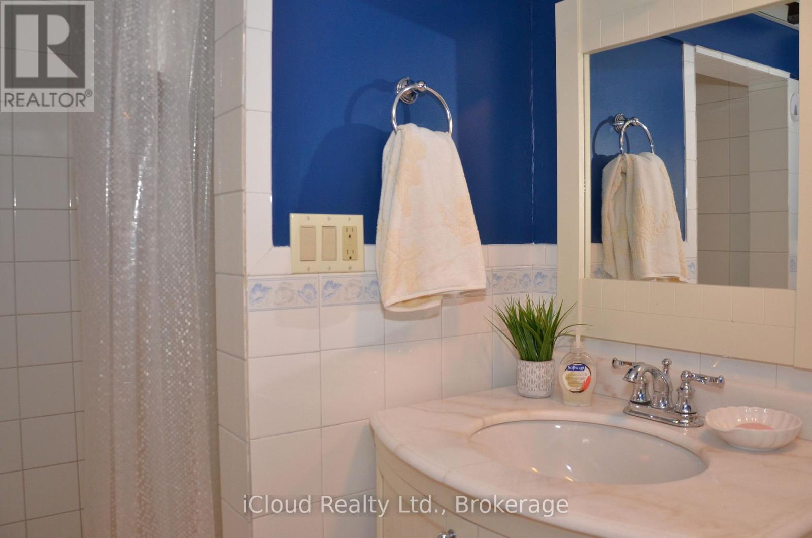24 Montcalm Crescent, Tiny photo 32