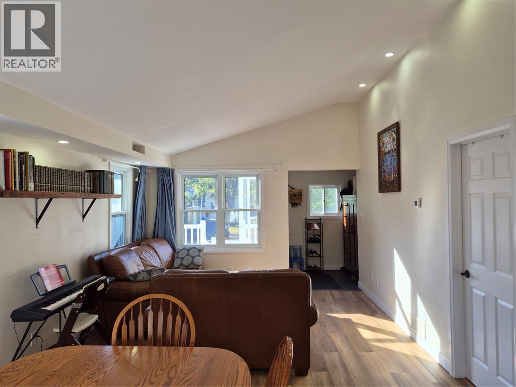 644 OXFORD STREET, Sarnia — photo 4