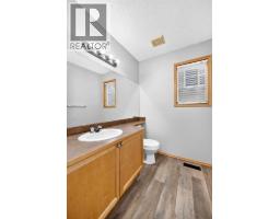 4pc Bathroom - 140 Everstone Way Sw, Calgary, AB T2Y4J8 Photo 13