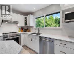 Kitchen - 610 Vanalman Ave, Saanich, BC V8Z6A6 Photo 11