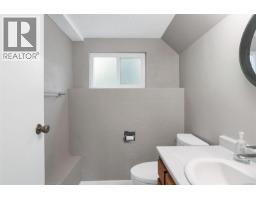 610 Vanalman Ave, Saanich, BC V8Z6A6 Photo 31