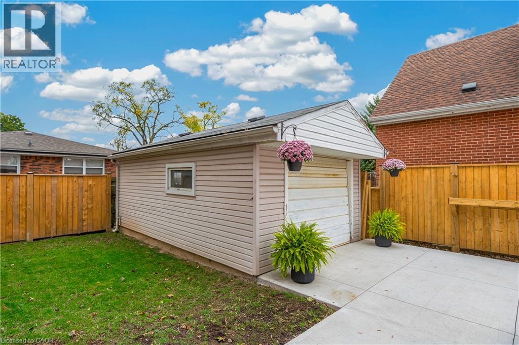 138 CAMERON Avenue S - 24
