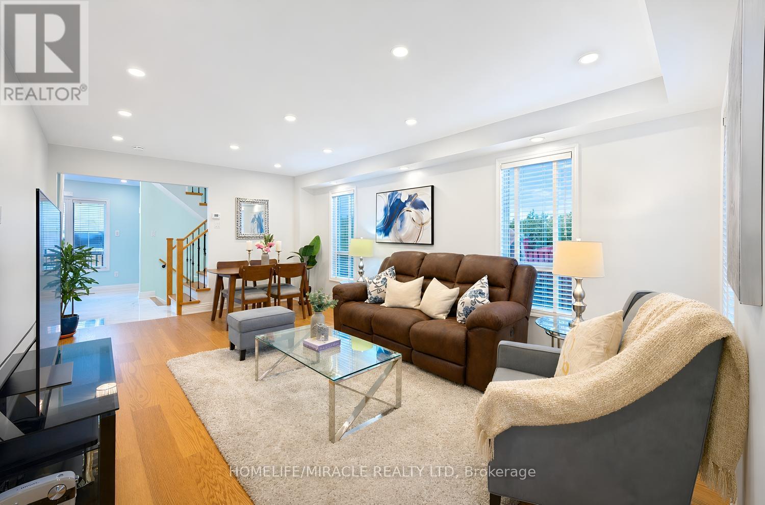 54 Starhill Crescent, Brampton, ON photo 3