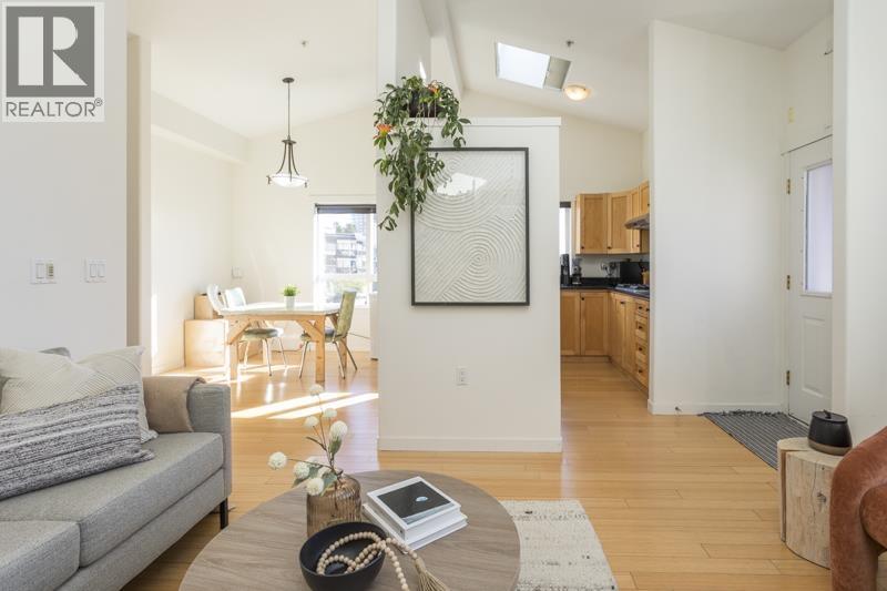 401 510 CHESTERFIELD AVENUE, North Vancouver - Image 1