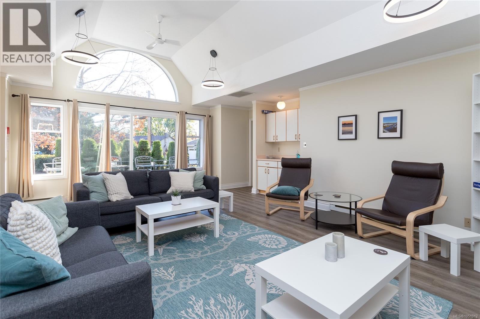 201 10431 Resthaven Drive, Sidney