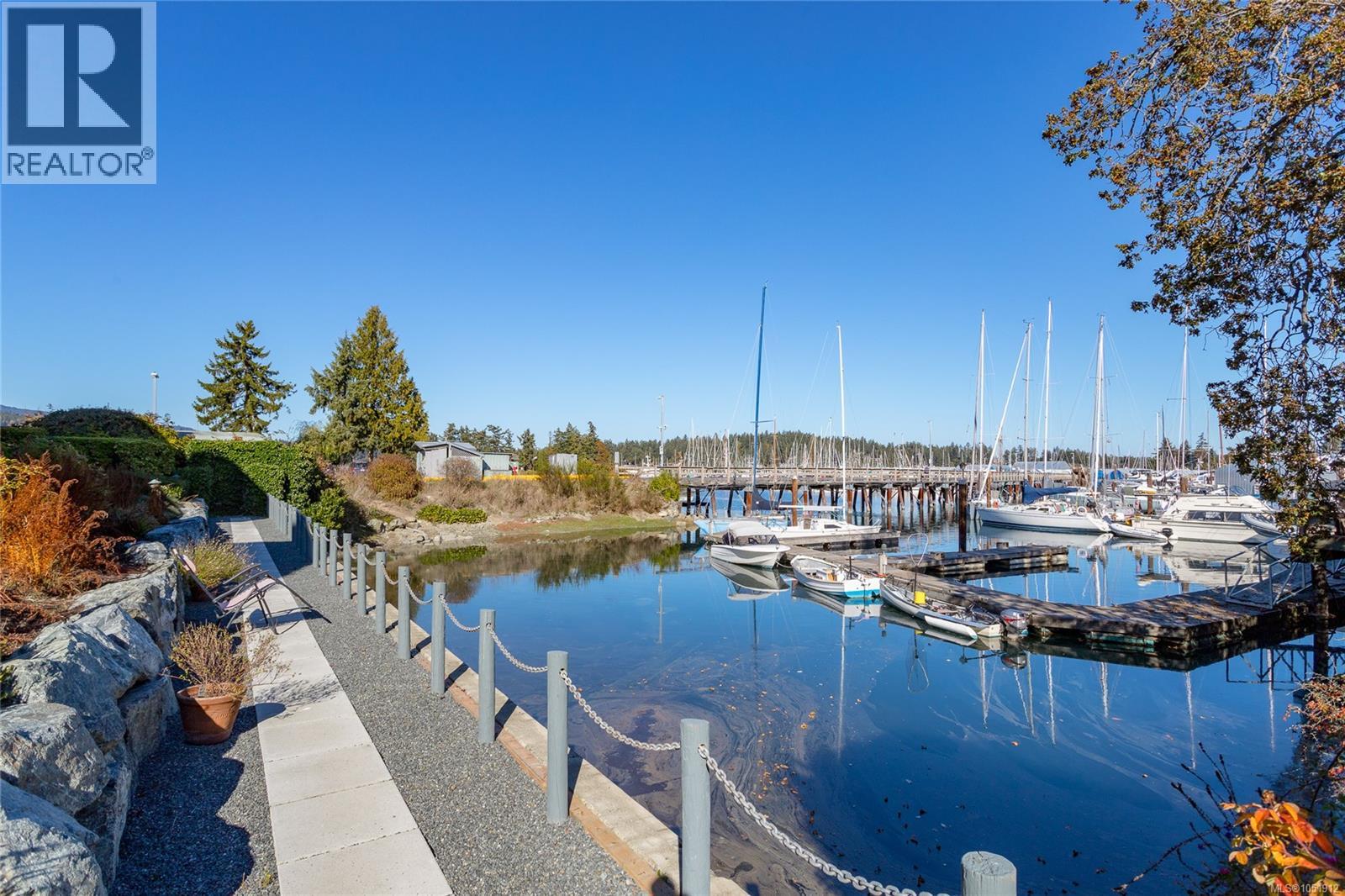 201 10431 Resthaven Drive, Sidney