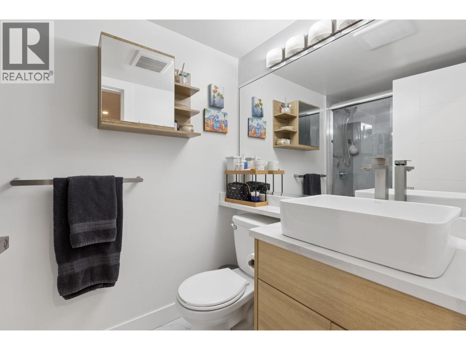 107 809 W 16TH STREET, North Vancouver - Image 1
