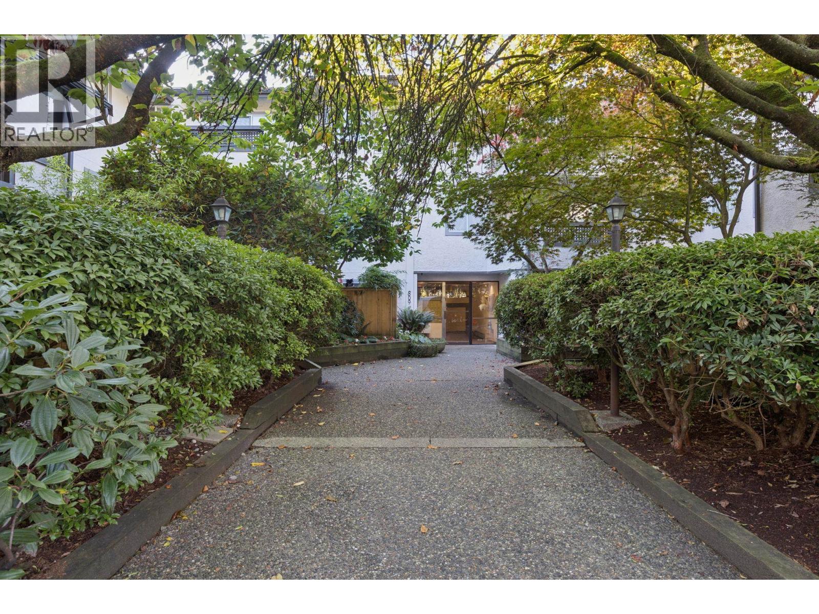 107 809 W 16TH STREET, North Vancouver - Image 1