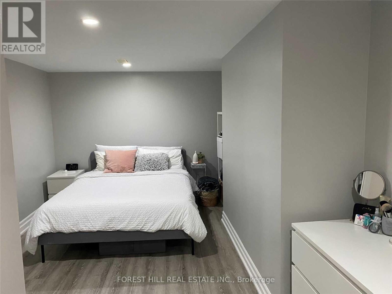 LOWER - 61 ROXBOROUGH ROAD, Newmarket (Gorham-College Manor) — photo 3