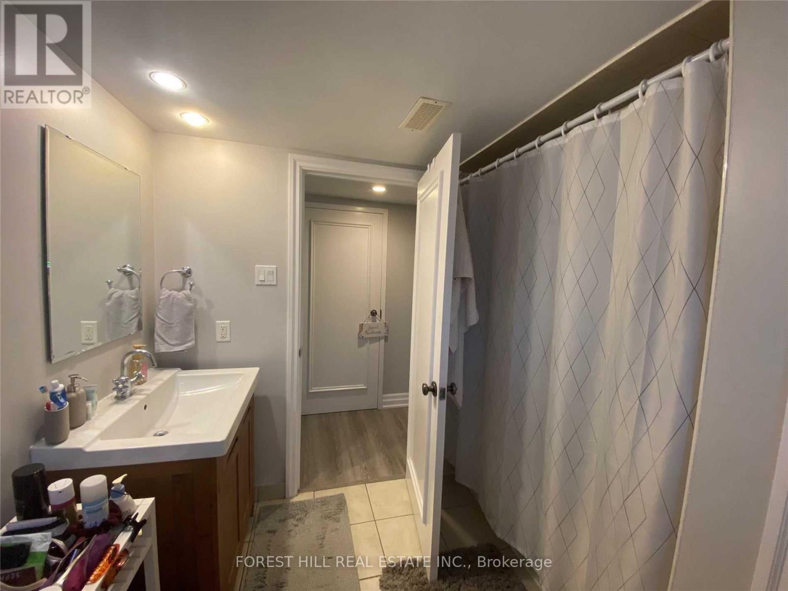 LOWER - 61 ROXBOROUGH ROAD, Newmarket (Gorham-College Manor) — photo 4