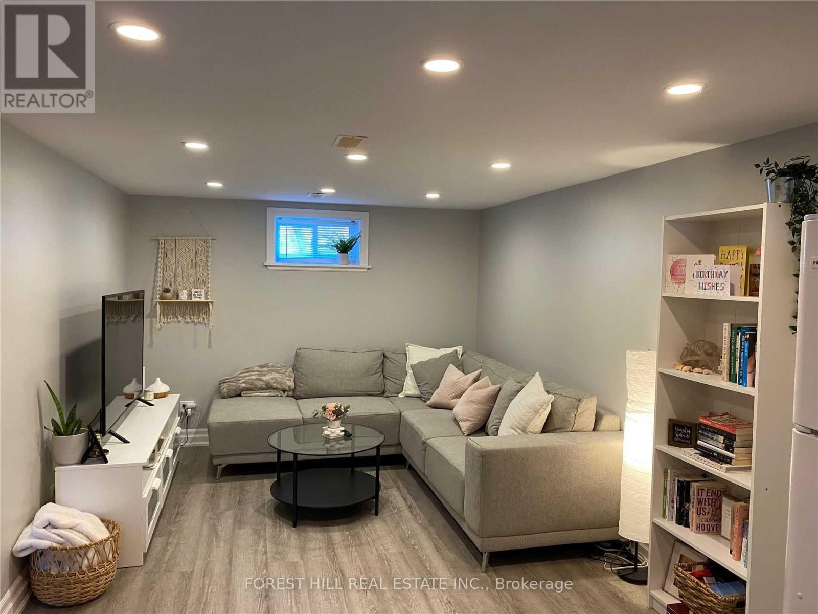 LOWER - 61 ROXBOROUGH ROAD, Newmarket (Gorham-College Manor) — photo 8