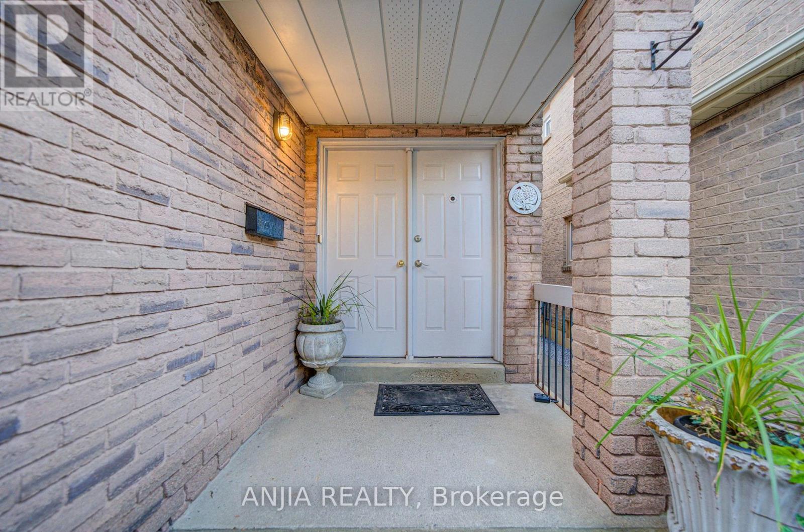 8 Millcroft Way, Vaughan, ON photo 3