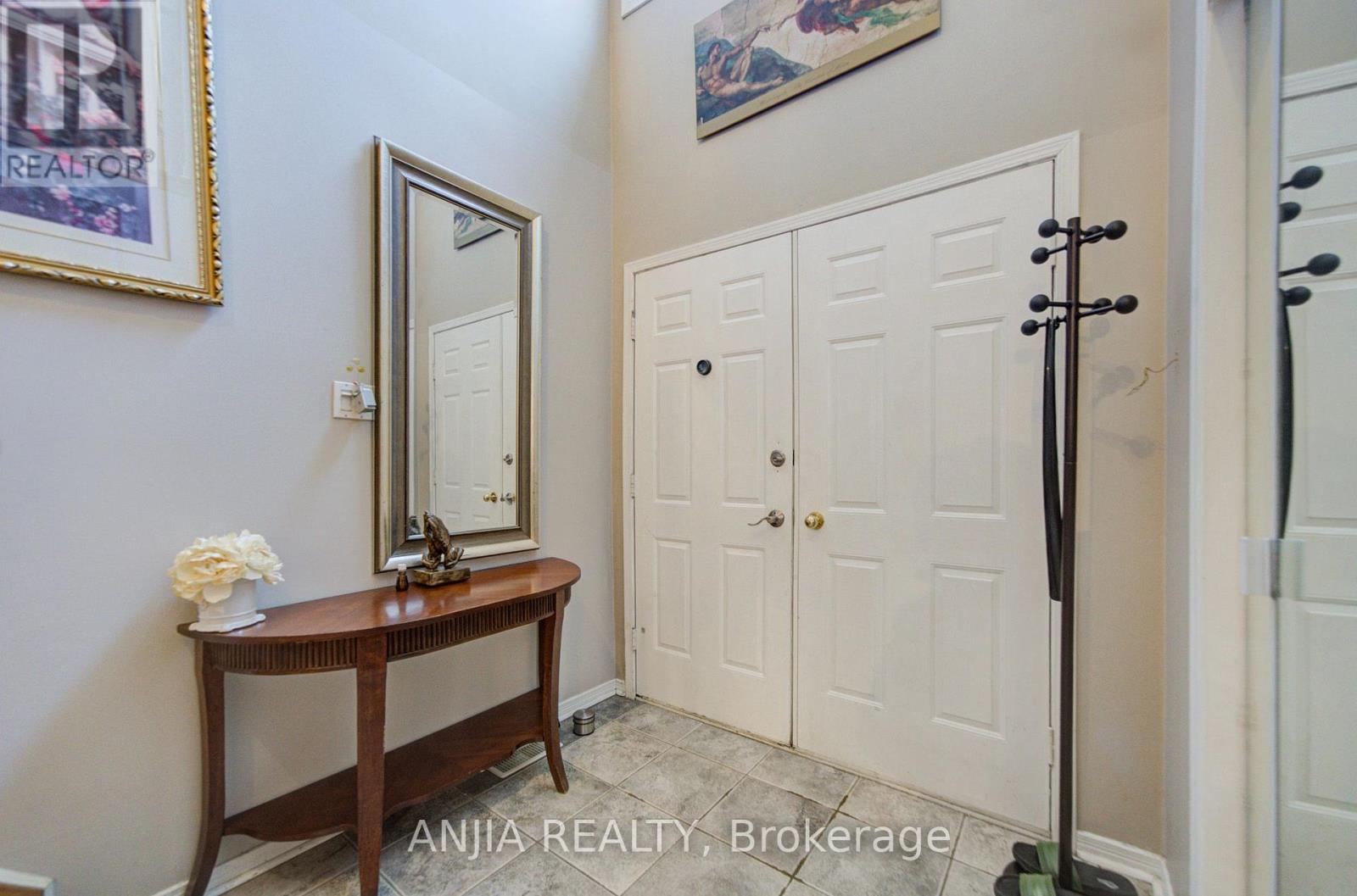 8 Millcroft Way, Vaughan, ON photo 4