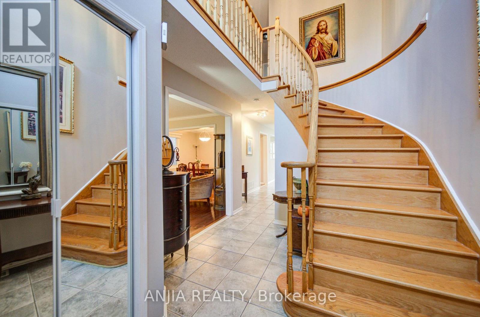 8 Millcroft Way, Vaughan, ON photo 5