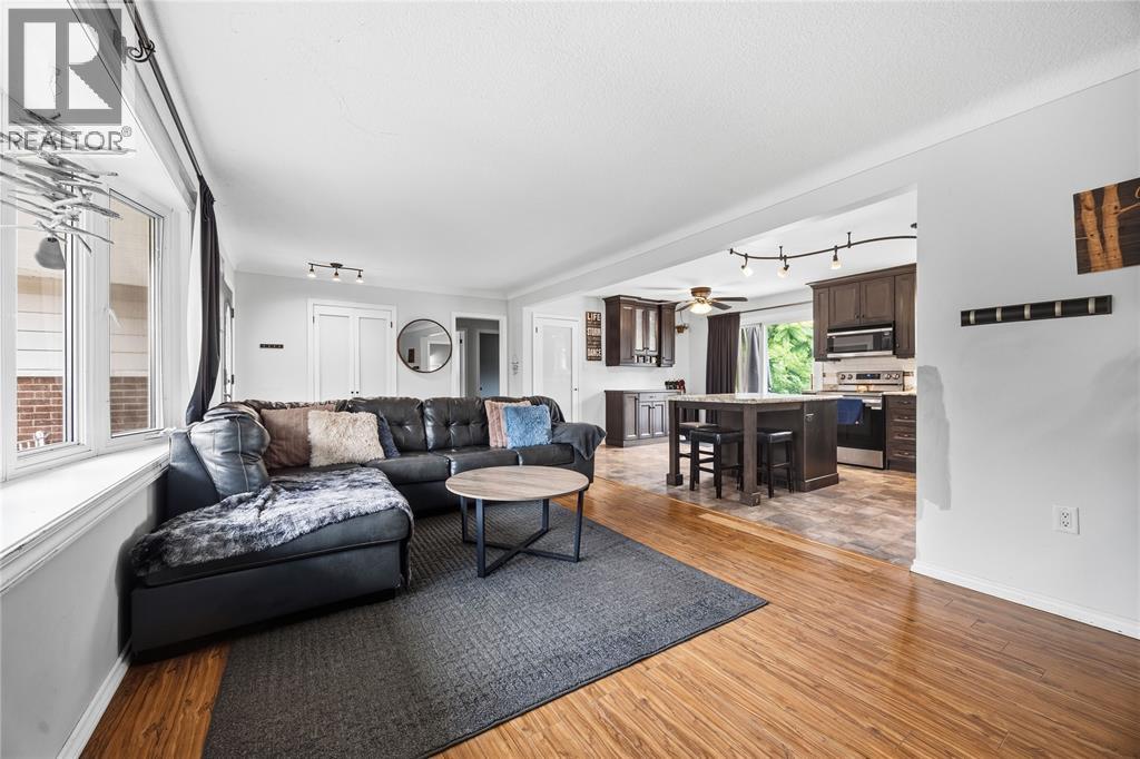 820 WOODWARD CRESCENT - 7