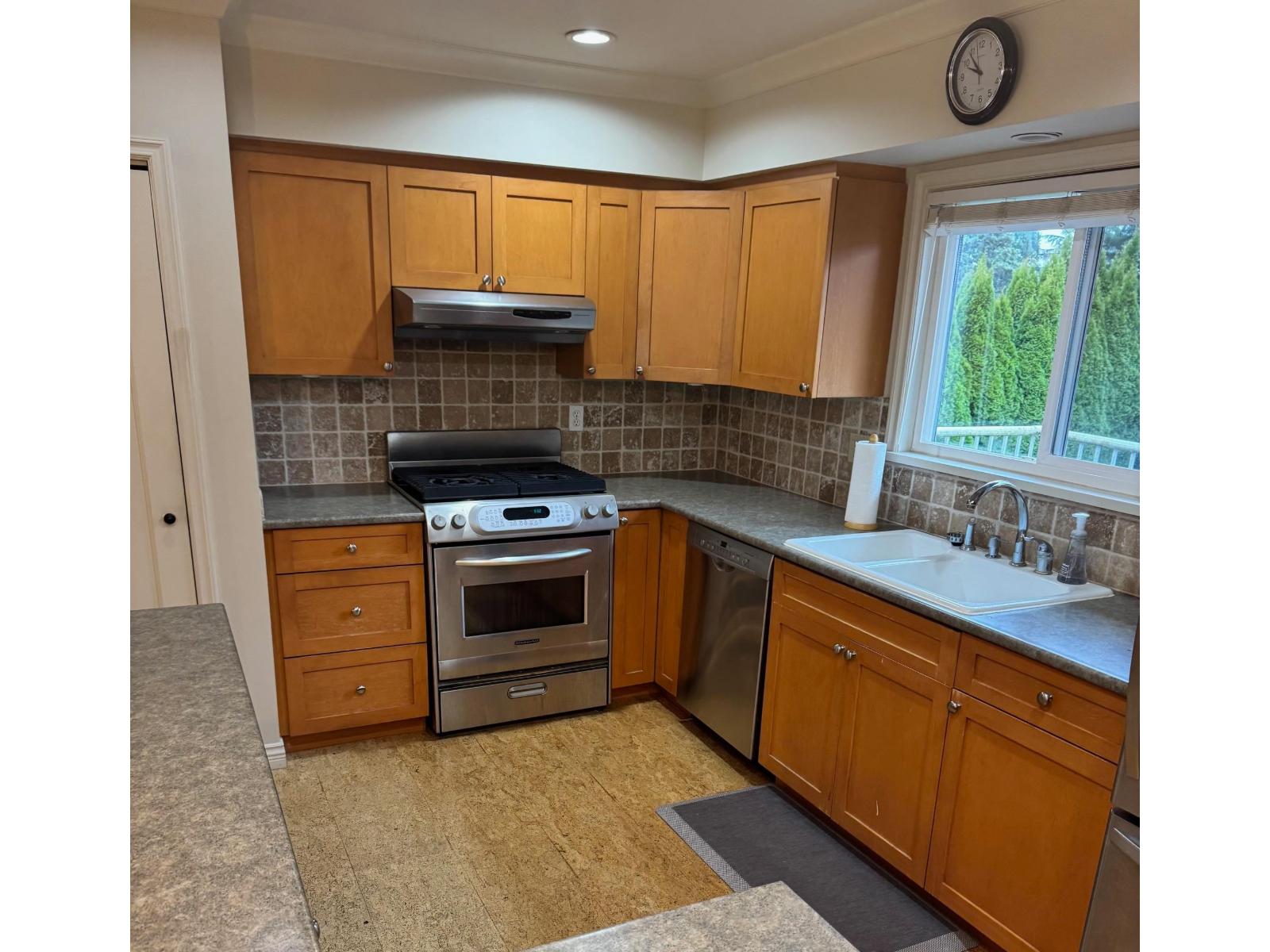 15980 Thrift Avenue, White Rock — photo 9