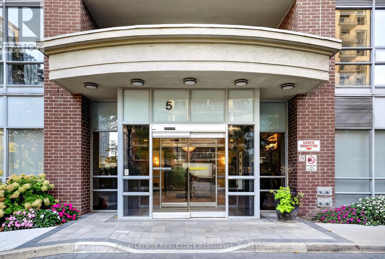 1804- 5 Michael Power Place, Toronto, ON photo 2