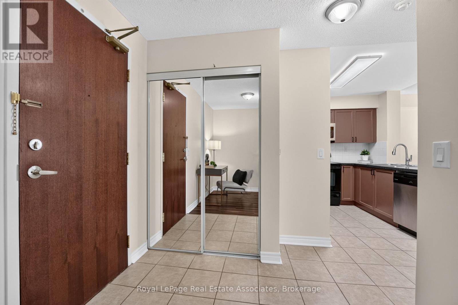 1804- 5 Michael Power Place, Toronto, ON photo 3