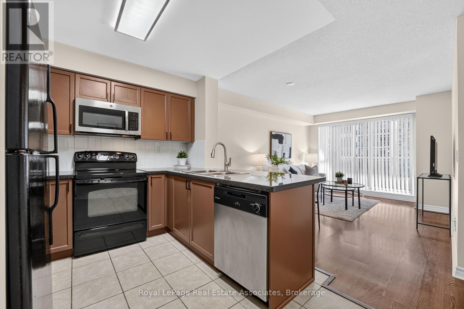 1804- 5 Michael Power Place, Toronto, ON photo 4
