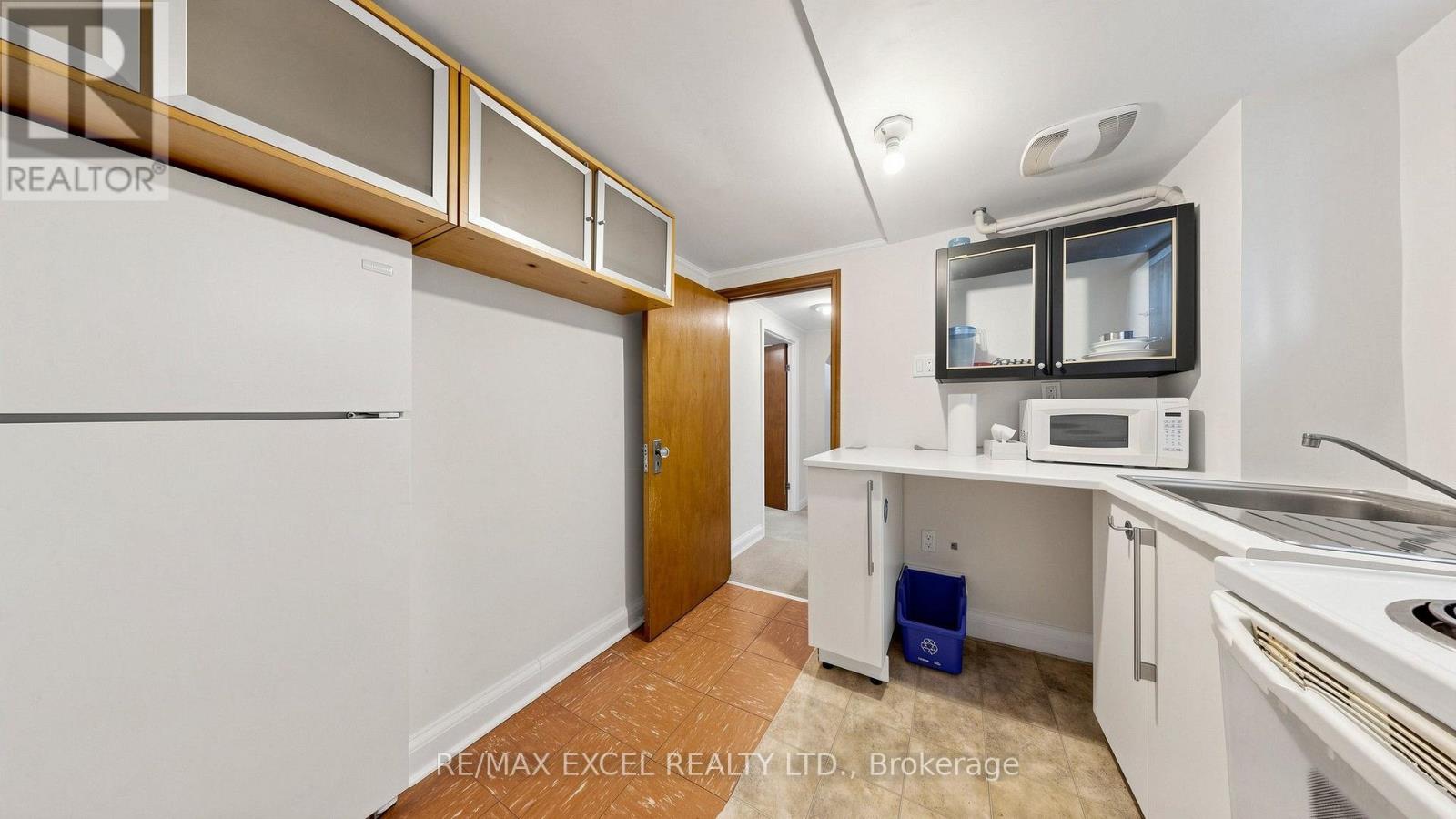 11 HUTTON AVENUE - 36
