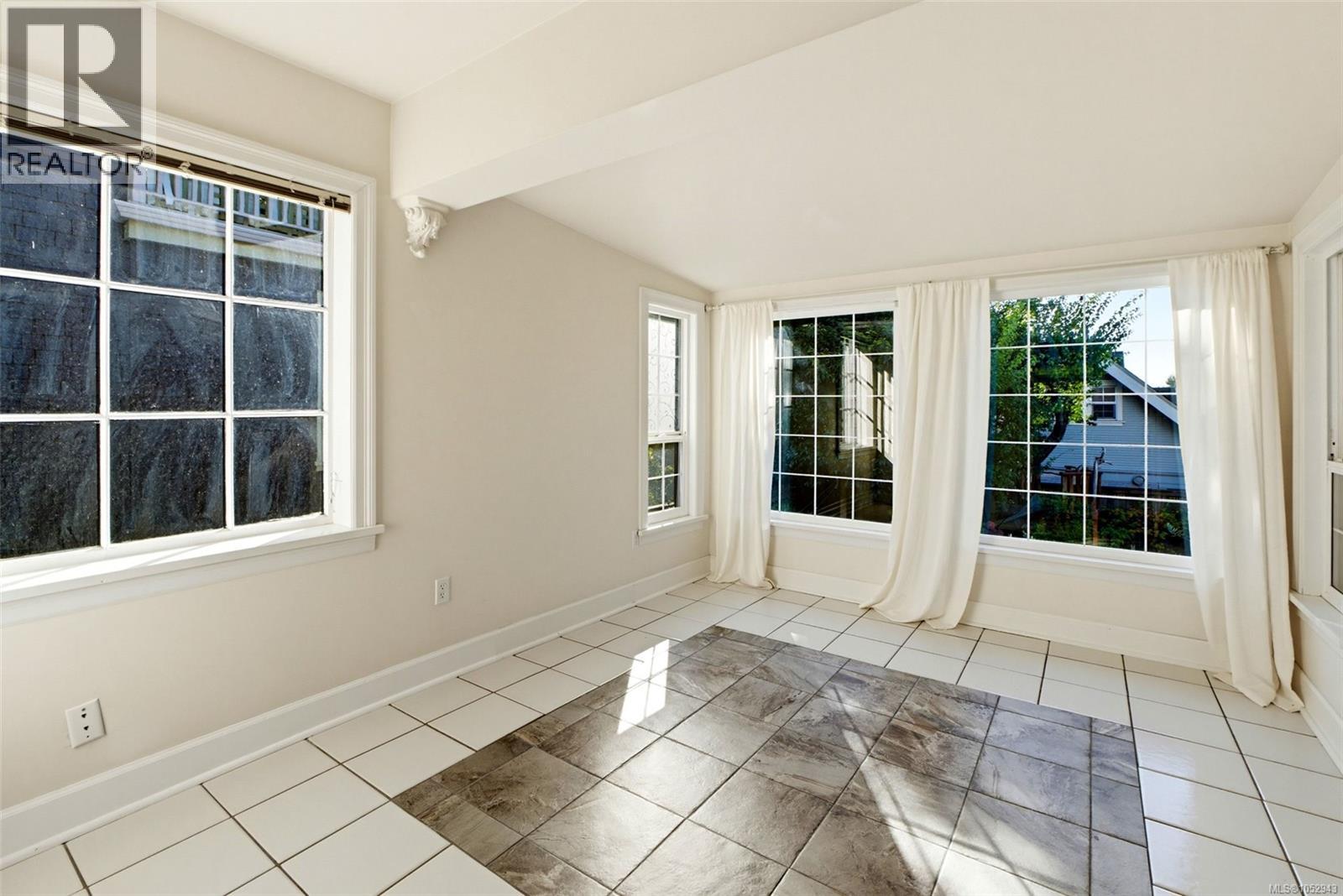 1271 McKenzie St, Victoria - Image 1