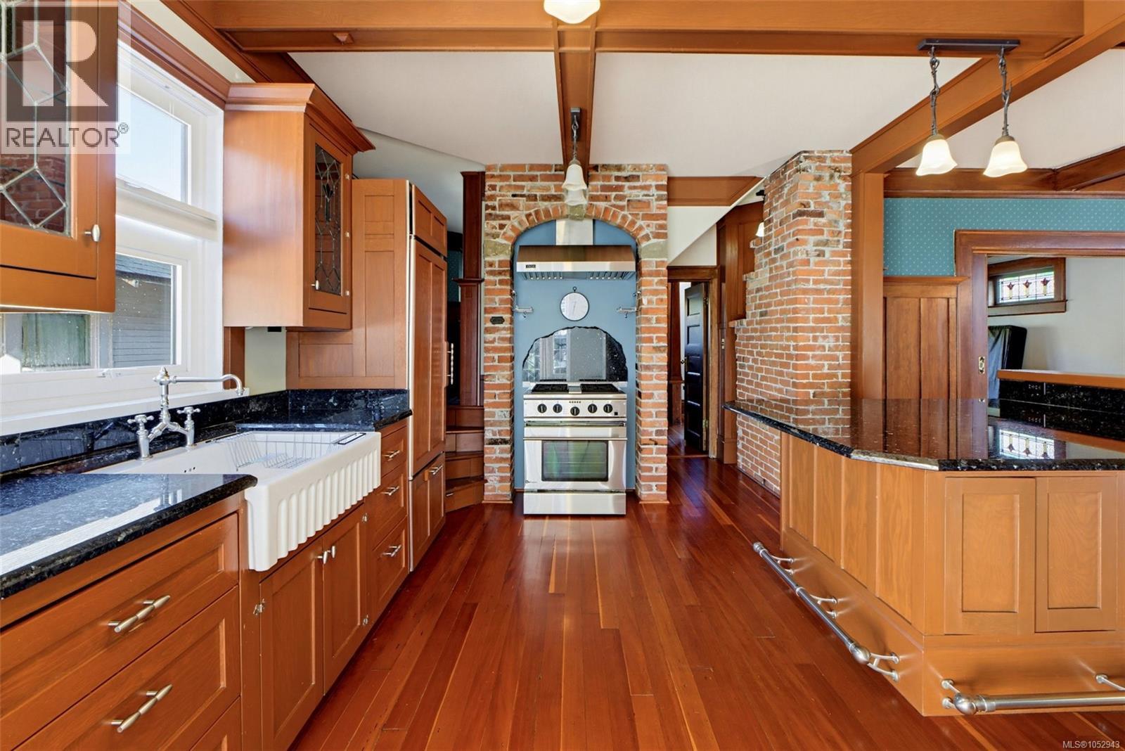 1271 McKenzie St, Victoria - Image 1