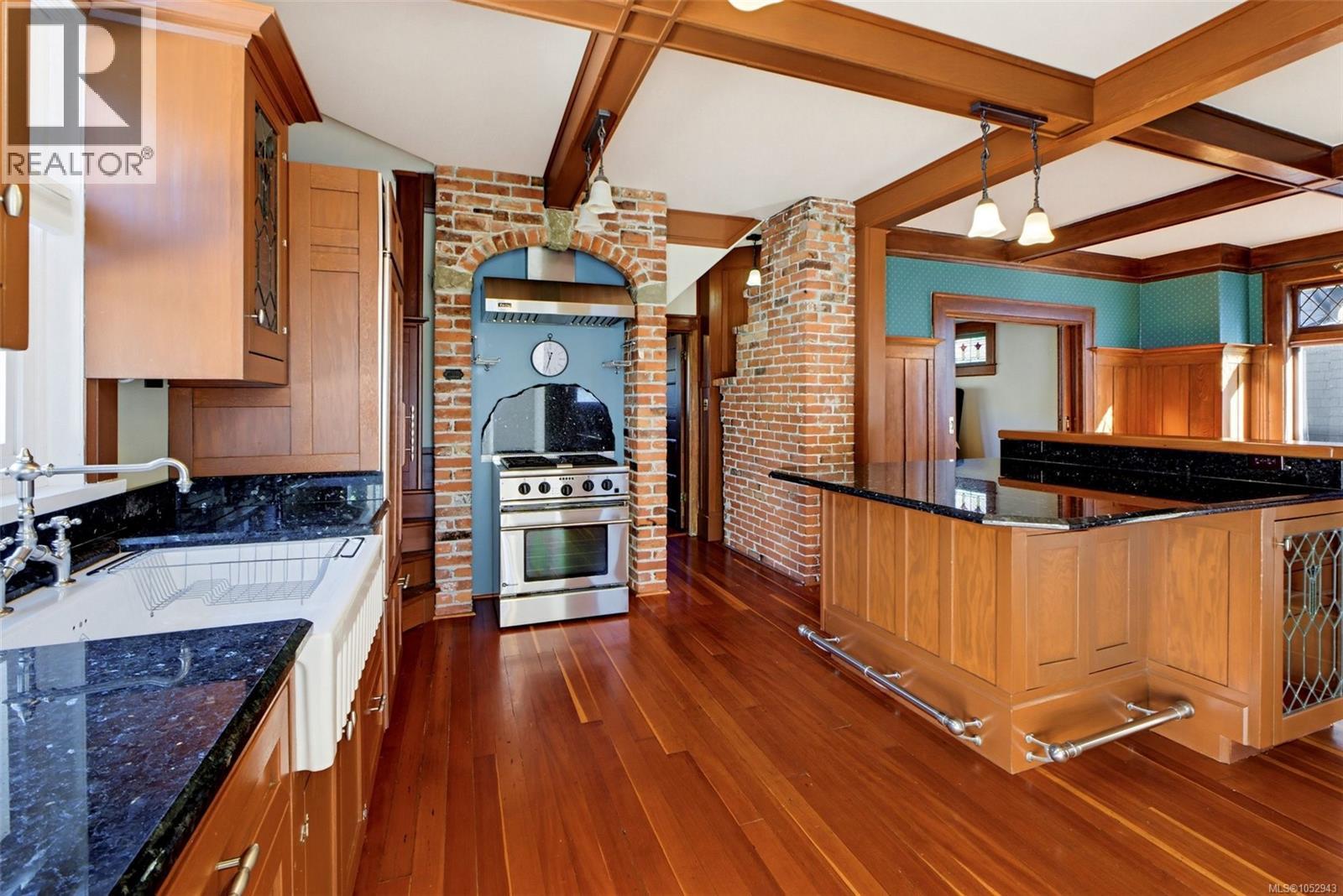 1271 McKenzie St, Victoria - Image 1