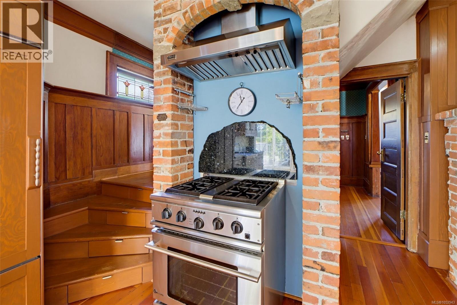 1271 McKenzie St, Victoria - Image 1