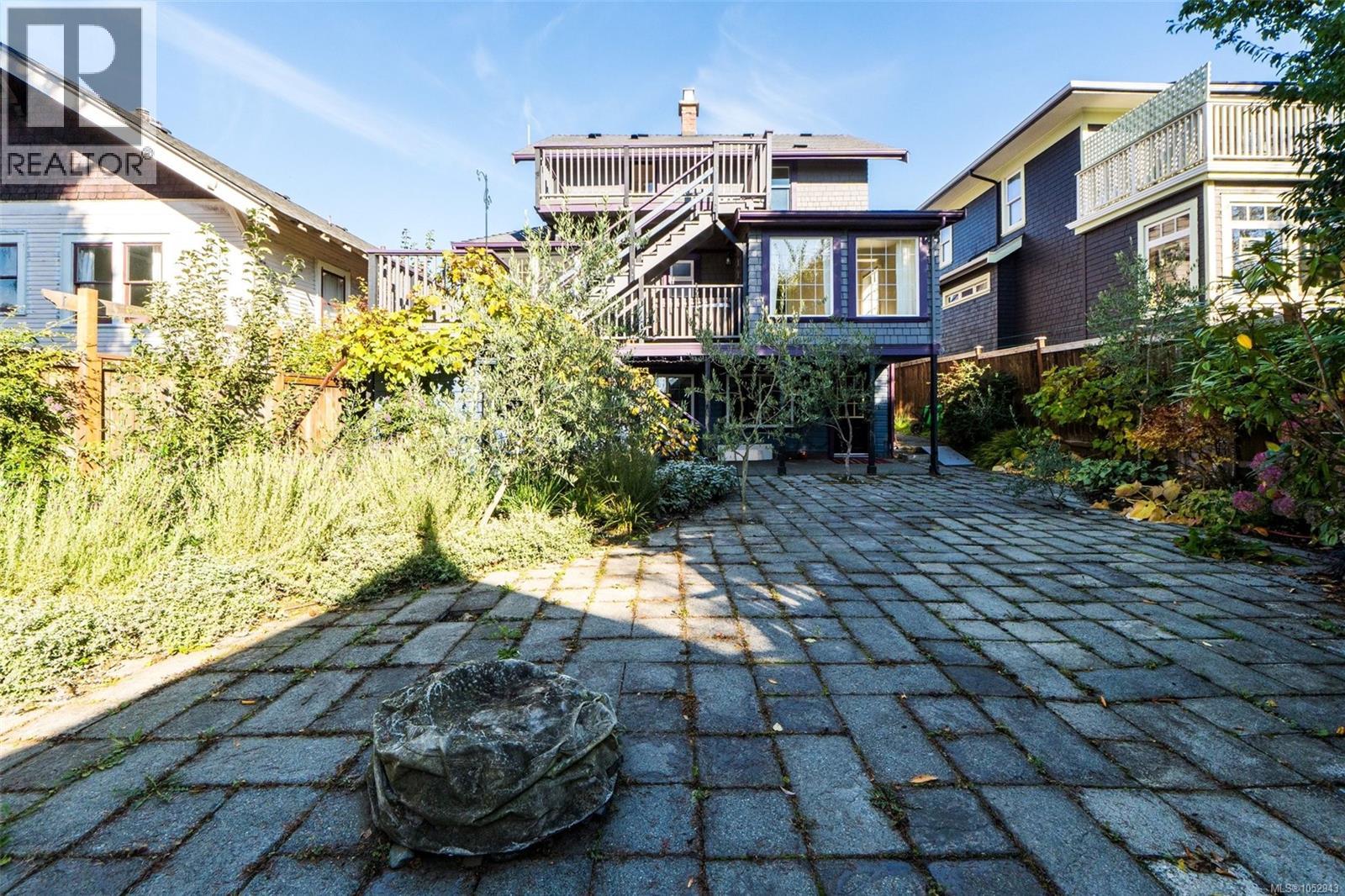 1271 McKenzie St, Victoria - Image 1
