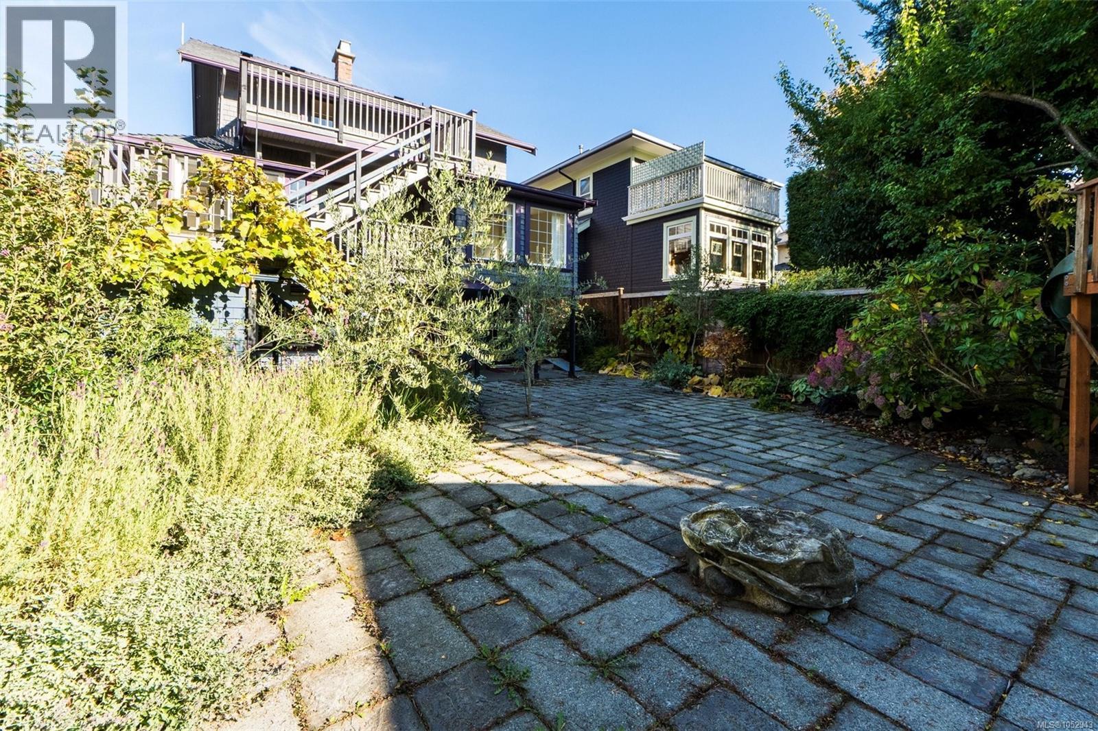 1271 McKenzie St, Victoria - Image 1