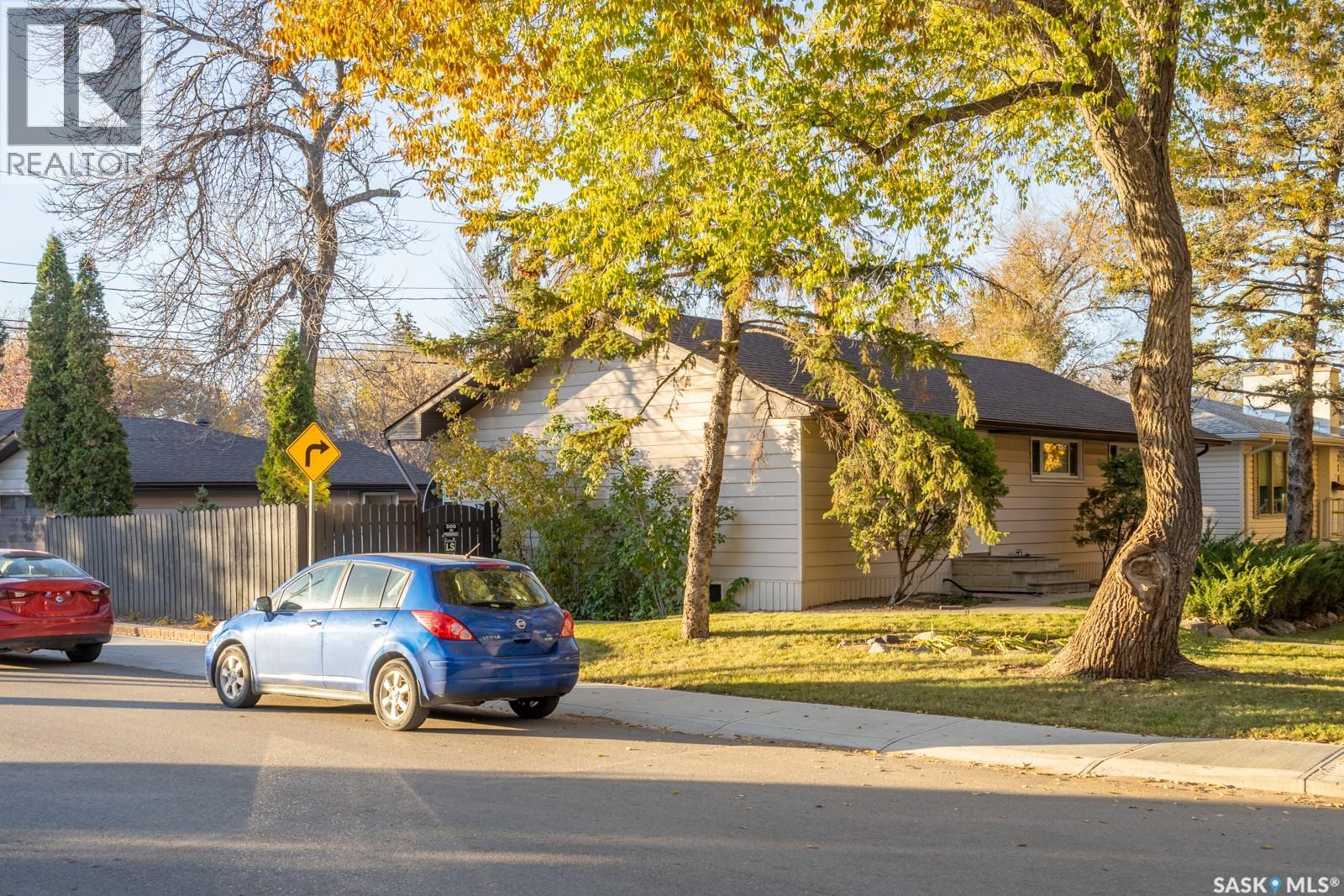 224 FRONTENAC DRIVE, Regina — photo 2