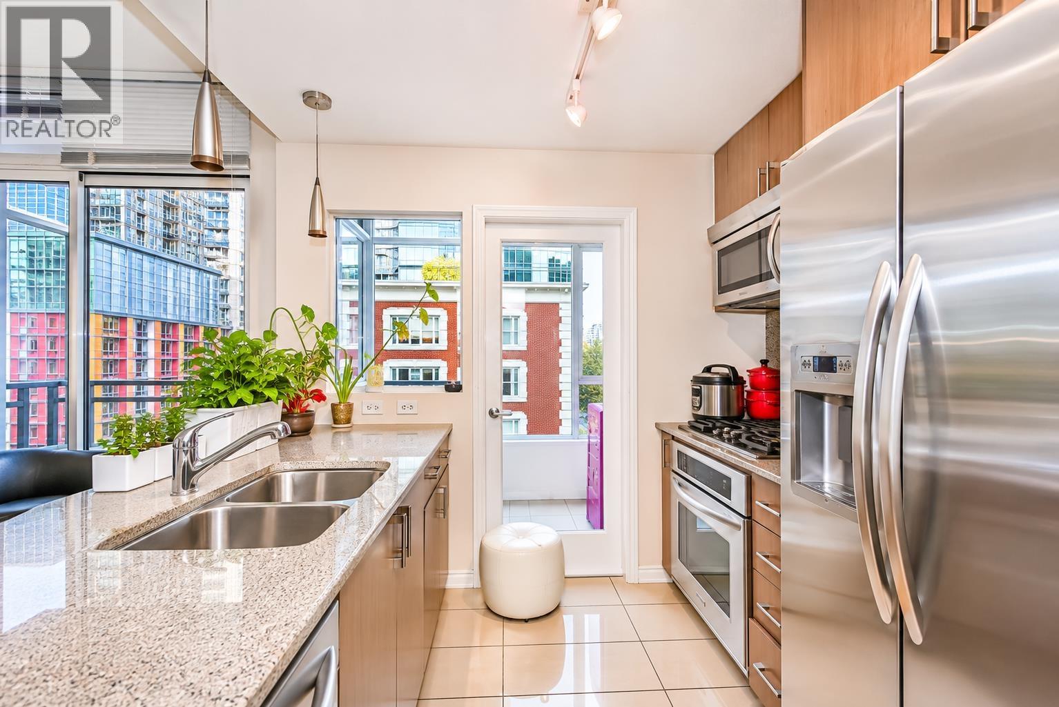 702 1211 MELVILLE STREET, Vancouver - Image 1