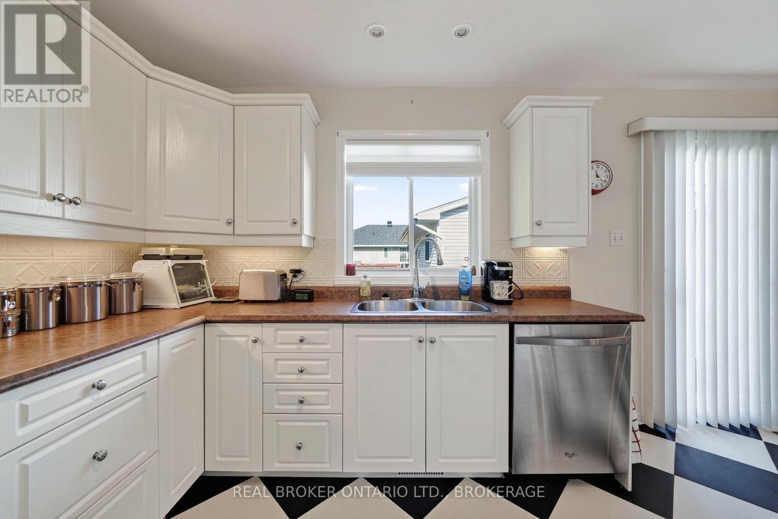 133 BRYDEN AVENUE - 16