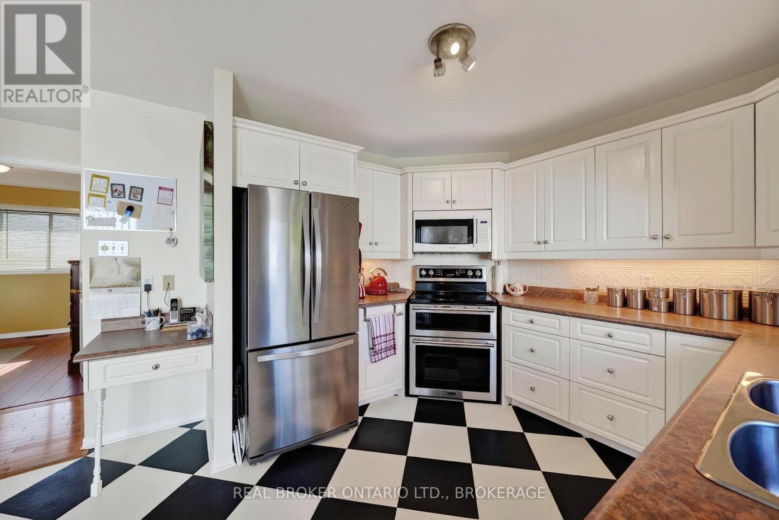 133 BRYDEN AVENUE - 17