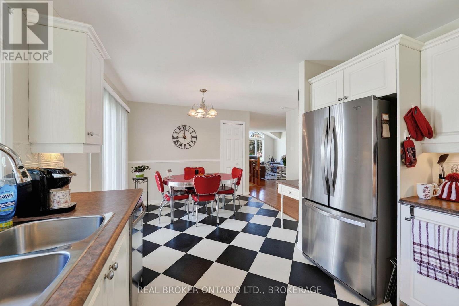 133 BRYDEN AVENUE - 18