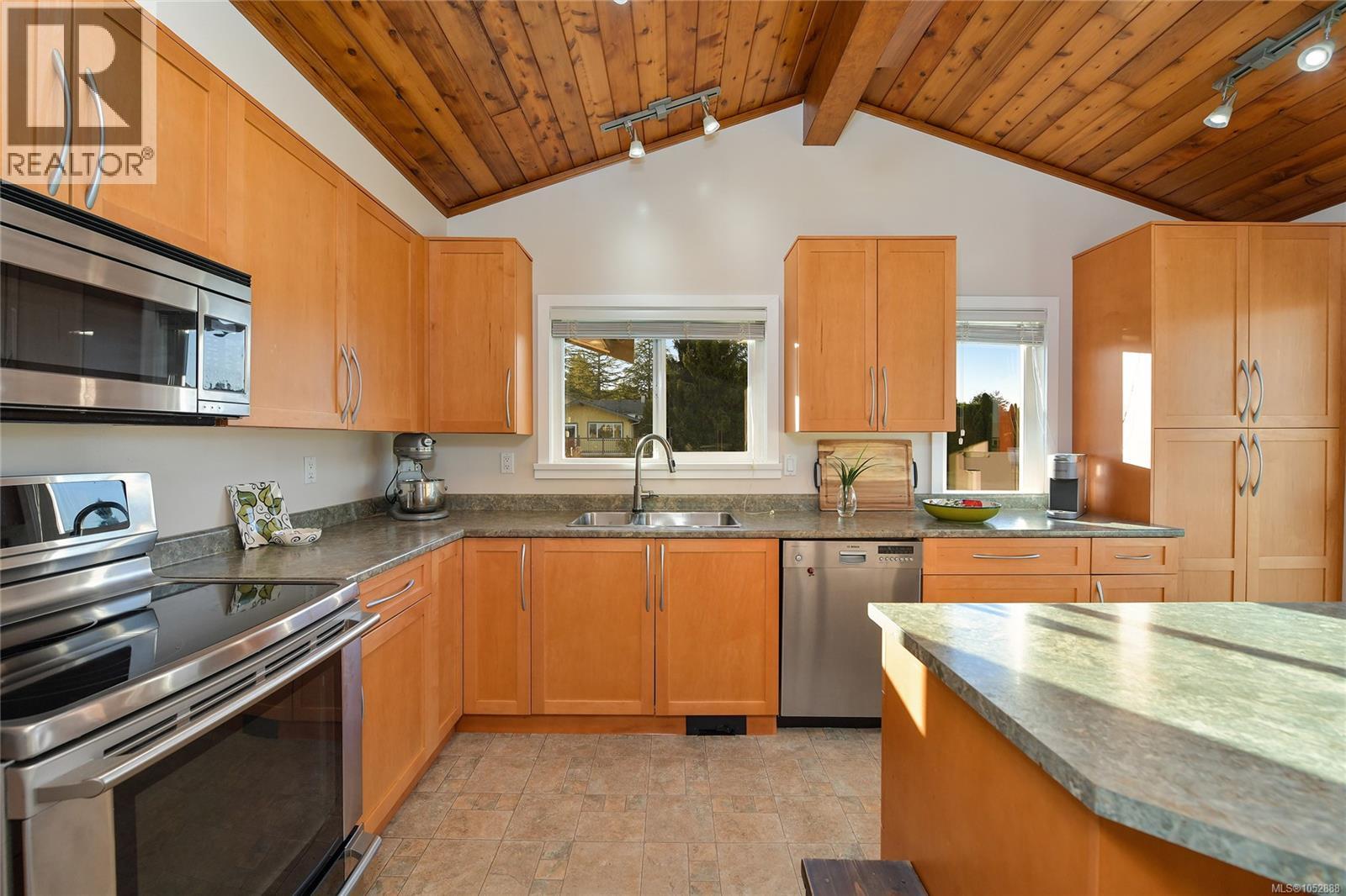  7043 Bickstan Place, Central Saanich
