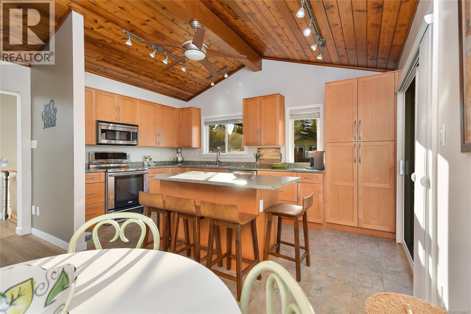  7043 Bickstan Place, Central Saanich