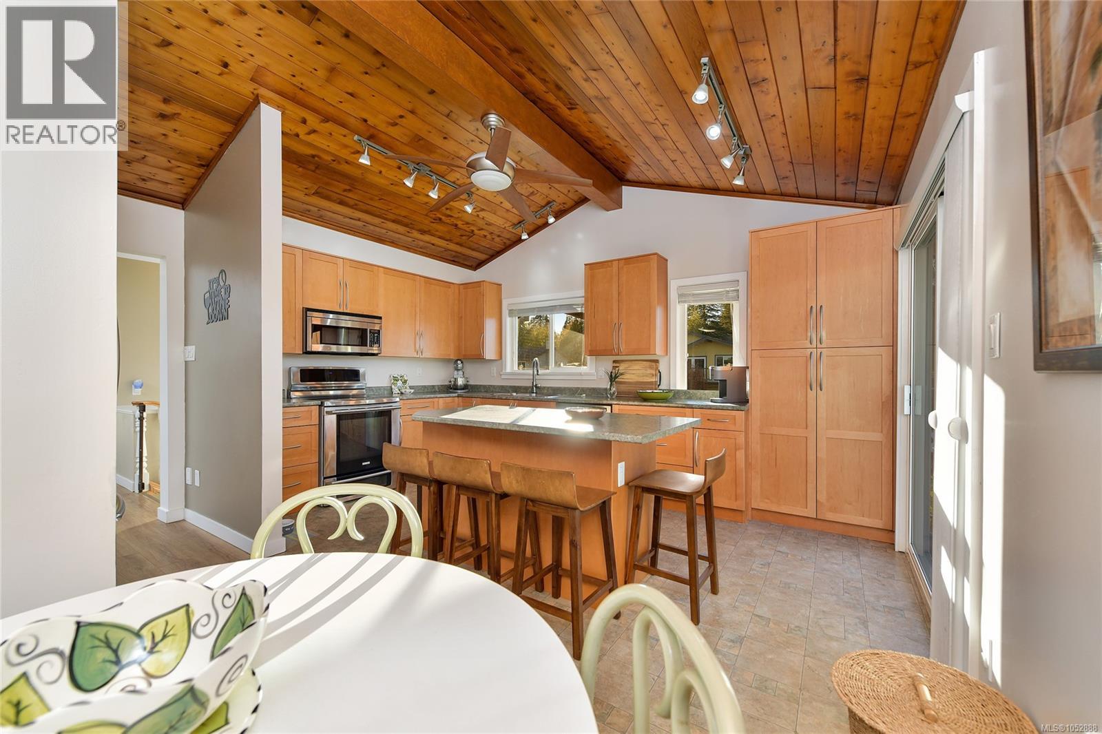  7043 Bickstan Place, Central Saanich