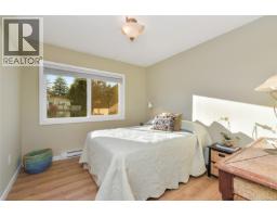 7043 Bickstan Pl, Central Saanich, BC V8M1G8 Photo 25