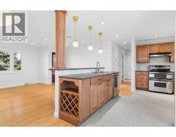 5pc Bathroom - 31 Hoover Place Sw, Calgary, AB T2V3G5 Photo 11
