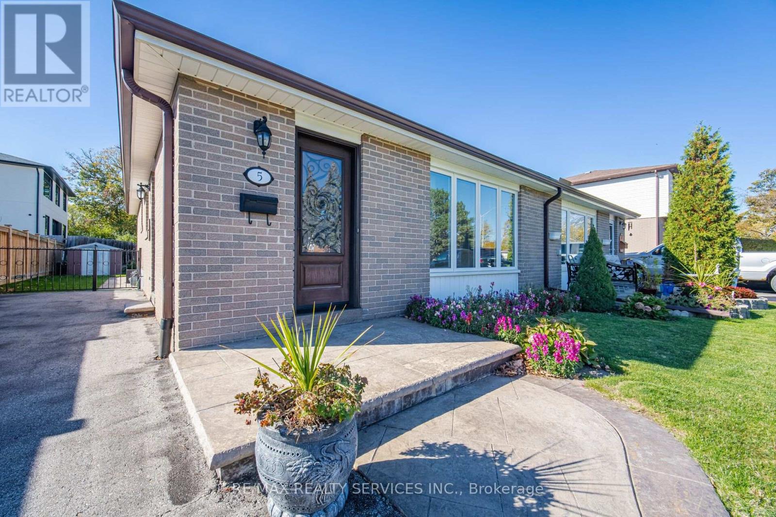 5 Drake Boulevard, Brampton, ON photo 1