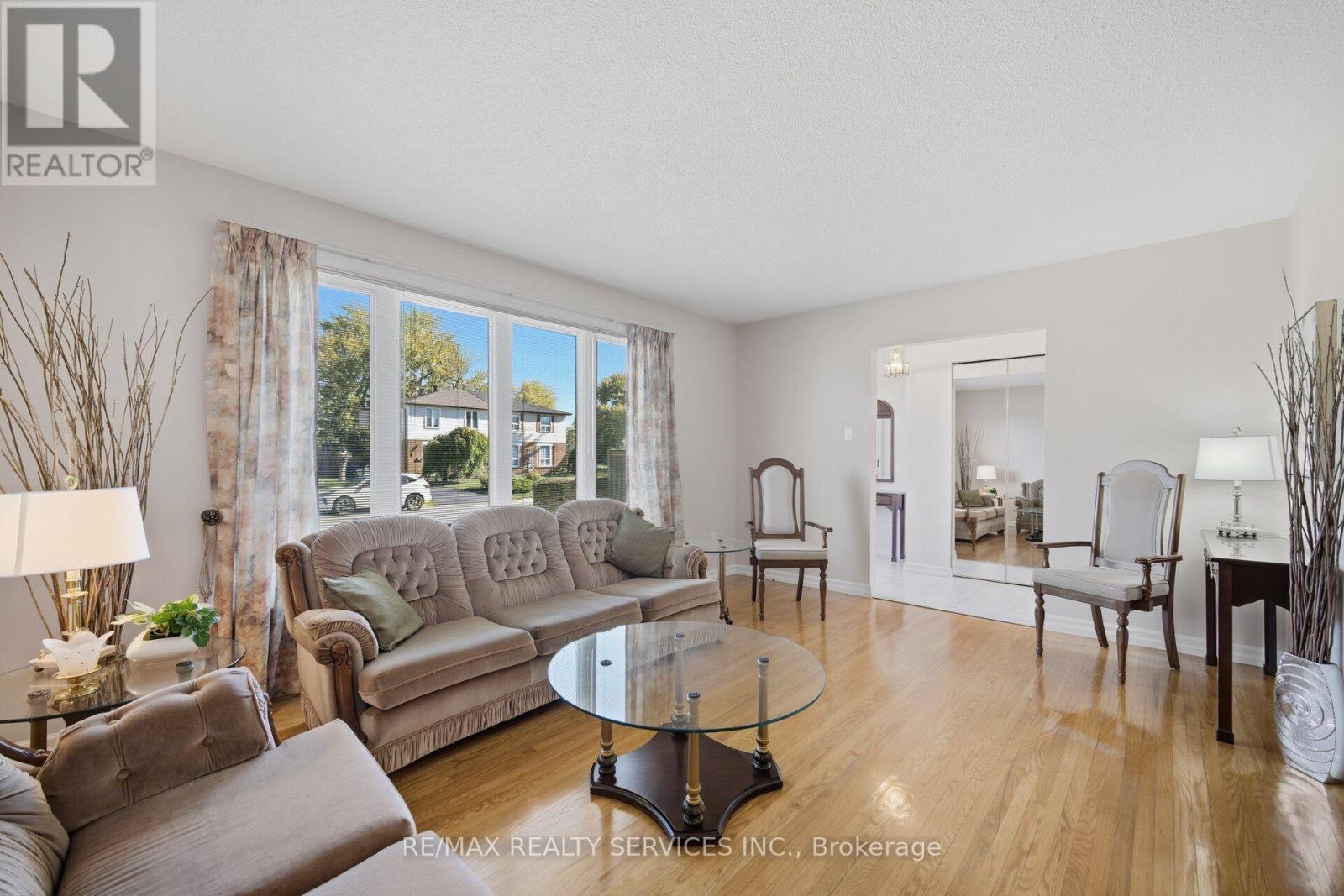 5 Drake Boulevard, Brampton, ON photo 2
