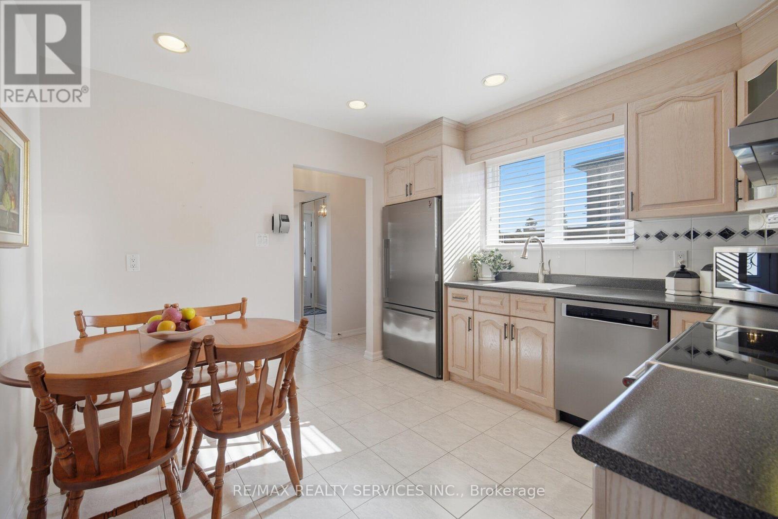 5 Drake Boulevard, Brampton, ON photo 6