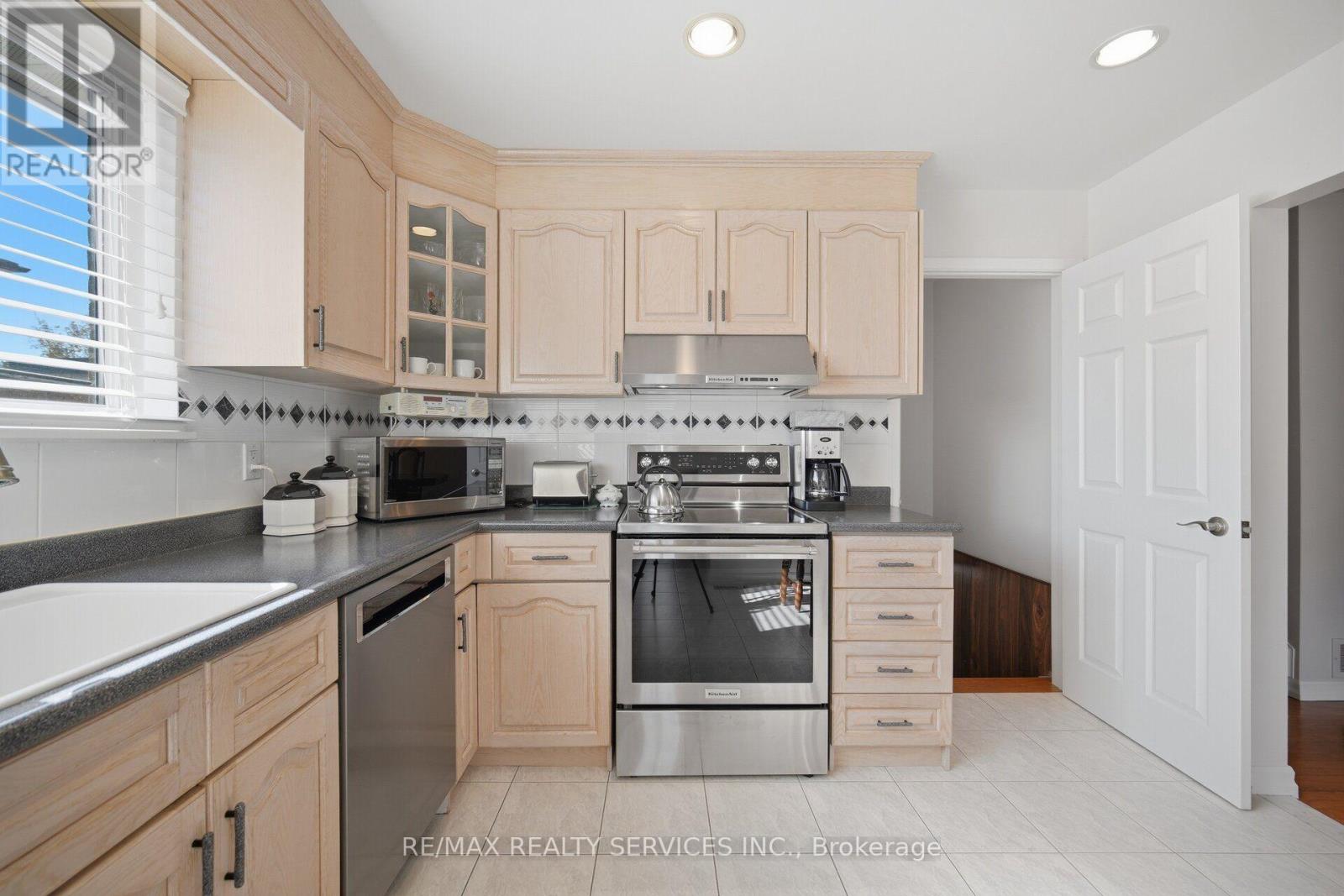 5 Drake Boulevard, Brampton, ON photo 7