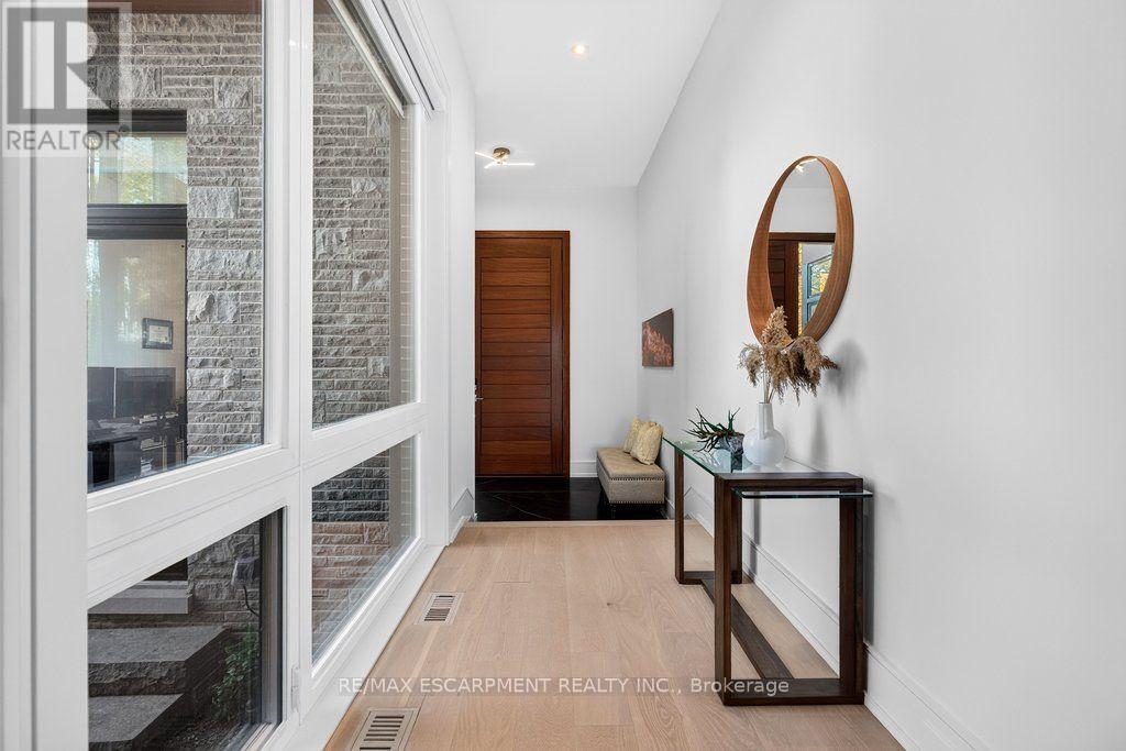 418 Pine Cove Road, Burlington, ON photo 5